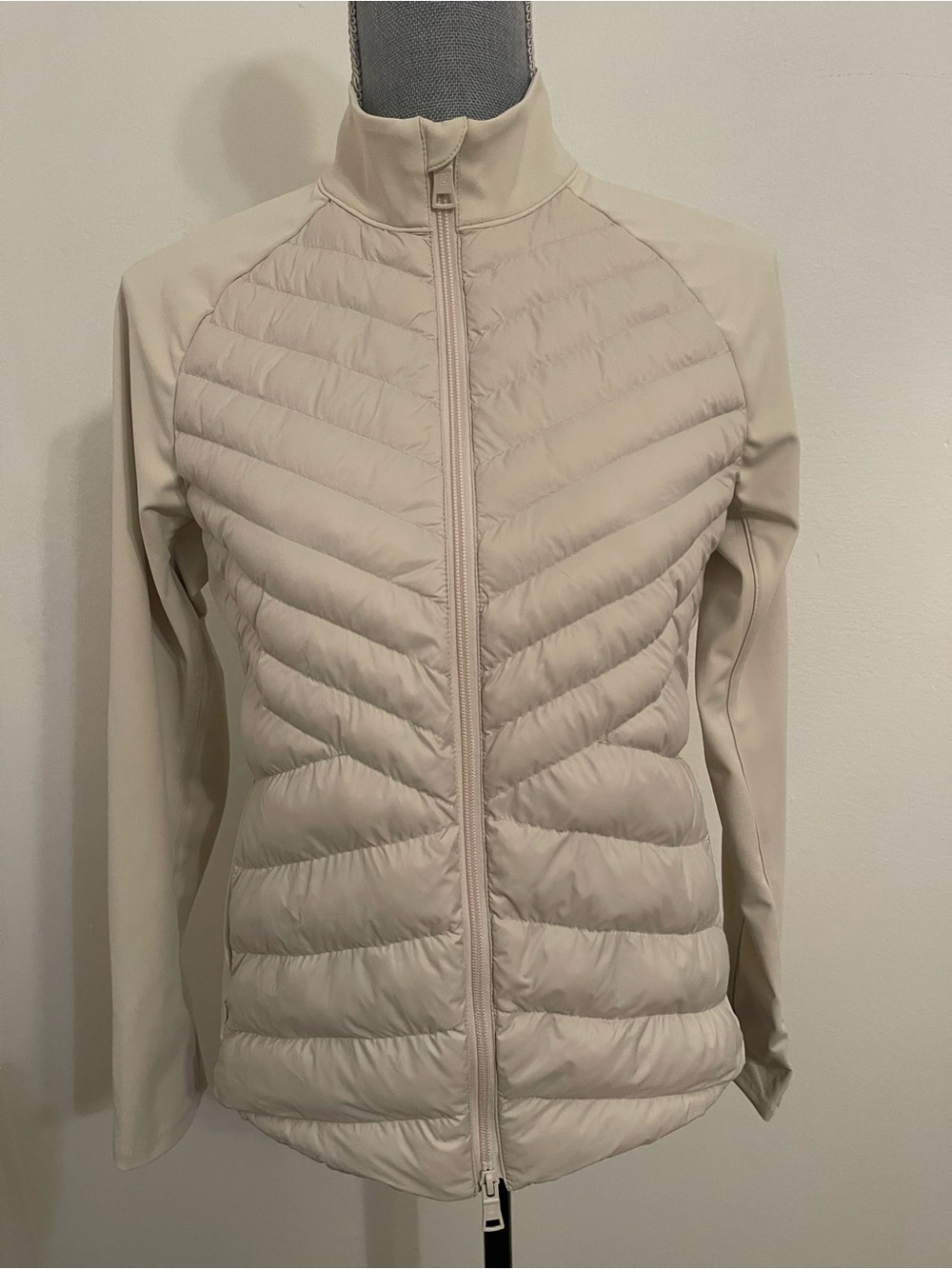 G/FORE Cream Quilted Hybrid Puffer Jacket. Size Medium.